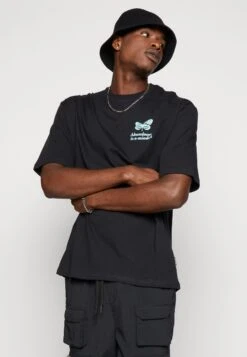 YOURTURN Chest Tee Unisex - T-Shirt Print - 802 - Black -Kleding Verkoop 0df043f7336d4498b652bc179d5ab6ee