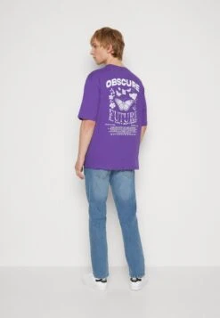 YOURTURN Nostalgia Future Tee Unisex - T-Shirt Print - Purple 10 YOURTURN Nostalgia Future Tee Unisex - T-Shirt Print - Purple -Kleding Verkoop 2d839d25c2b84fd3af3e4aec65254a06