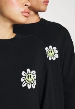 YOURTURN Crewneck With A Flower - Trui - Black -Kleding Verkoop d8cd4e42eab54bfaa3e56f2e9847a549
